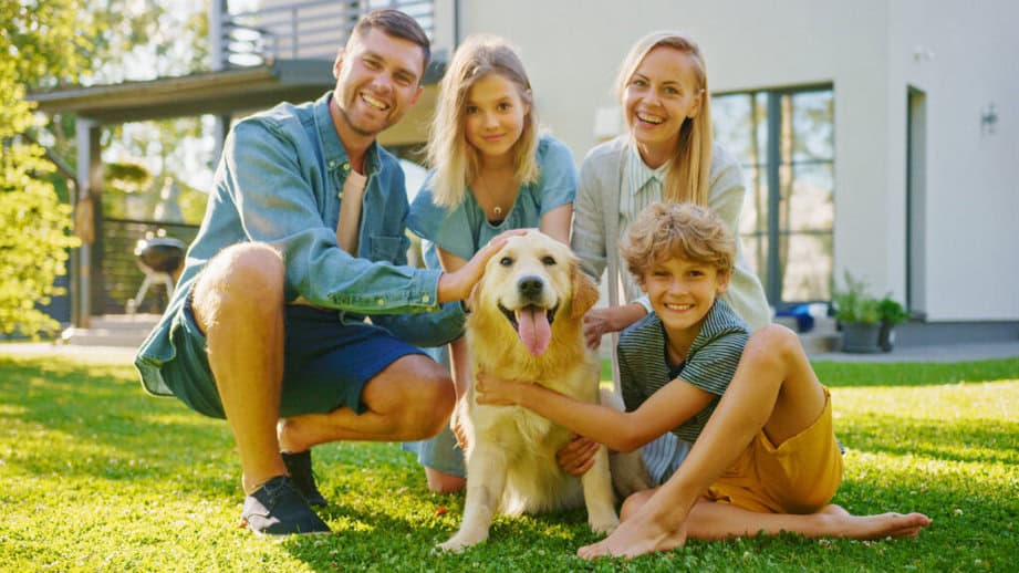Family with golden reteiever