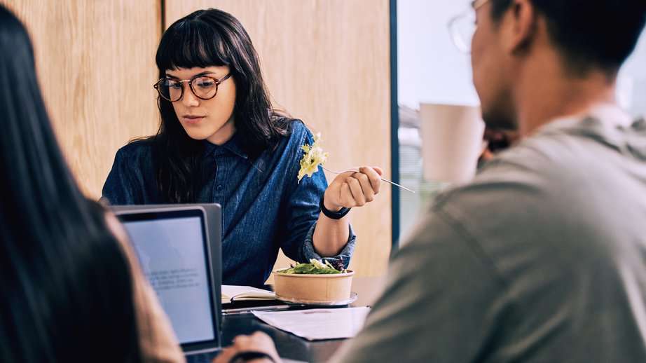 woman eating lunch at work
